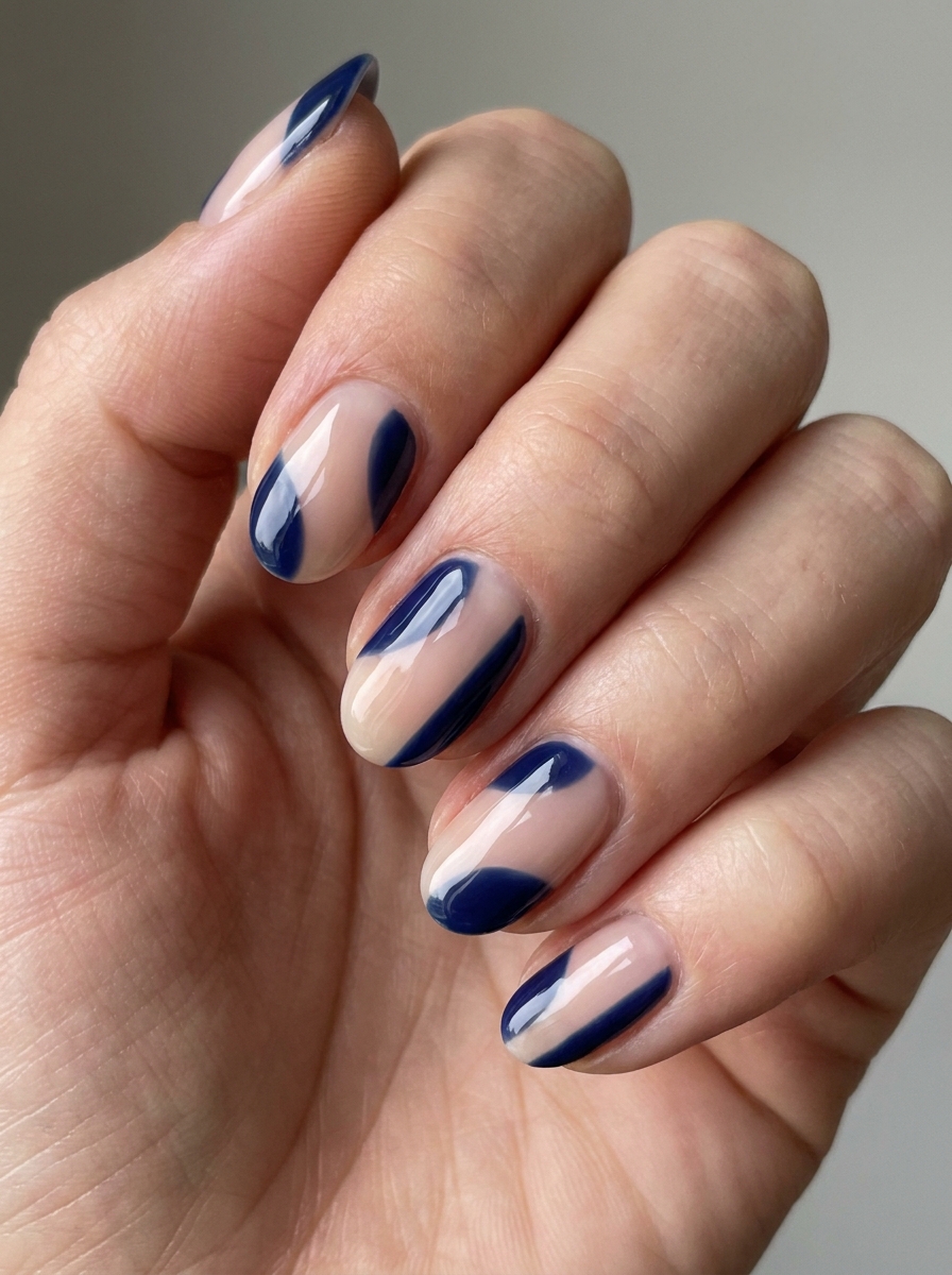 Navy Negative Space Nails als Dunkelblaue Nägel Ideen Inspiration 2026